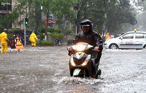 CÁCH XỬ LÝ KHI XE MÁY NGẬP NƯỚC CHẾT MÁY VÀO MÙA MƯA